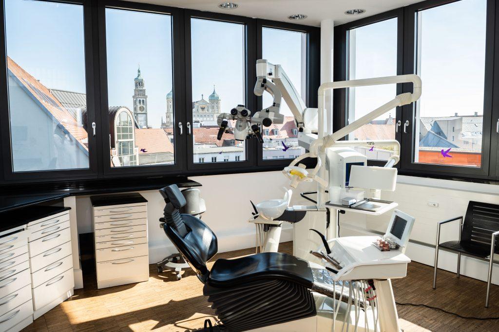 Behandlungszimmer mit Blick über Augsburg