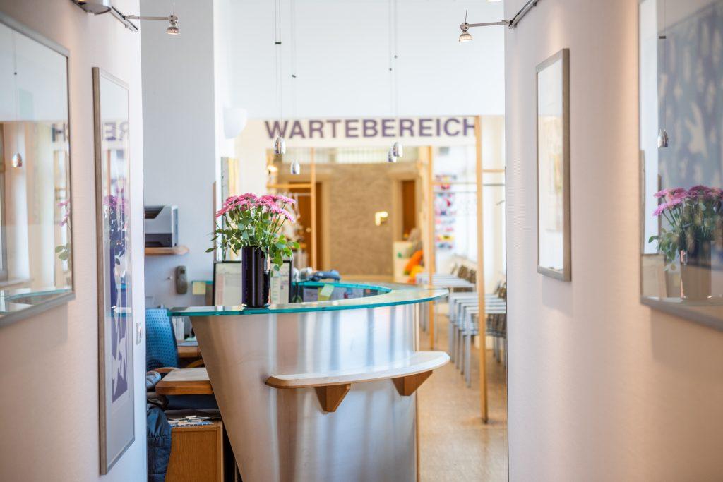 Helles Wartezimmer in der Zahnarztpraxis Augsburg Innenstadt