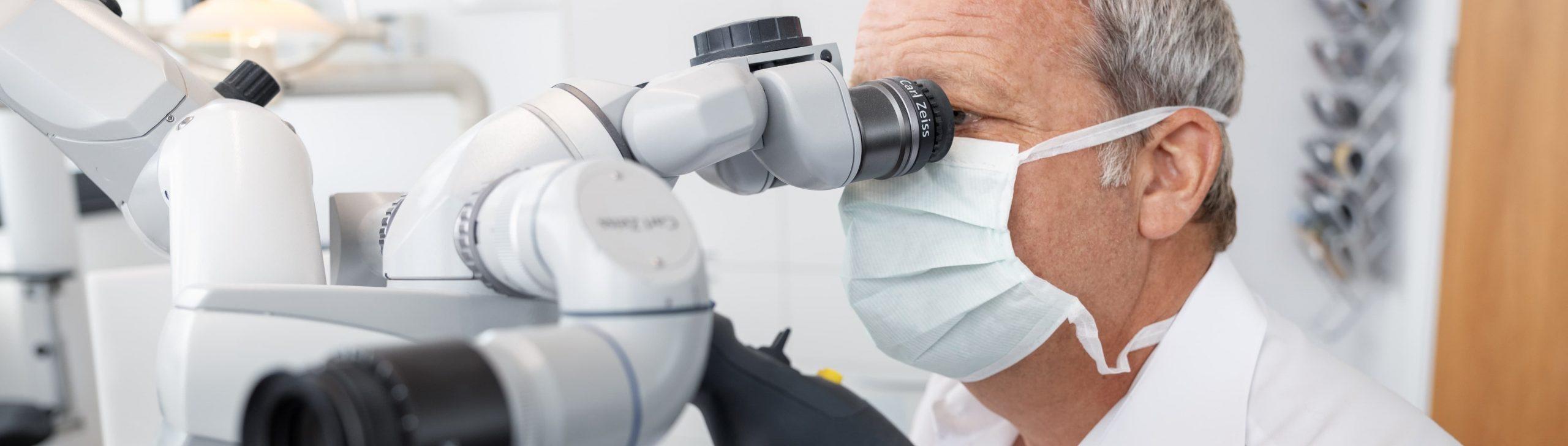 Wir sehen mehr – Präzision in der Prophylaxe bei Dr. Dr. Sturz